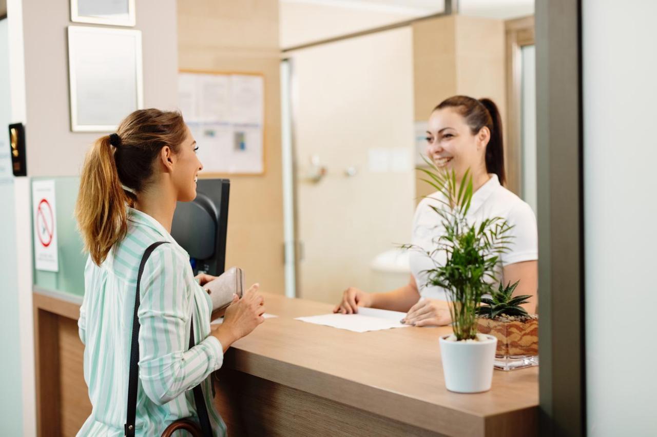Hotel Premier Aqua - Adults Only Vrdnik Exteriér fotografie Receptionist at work