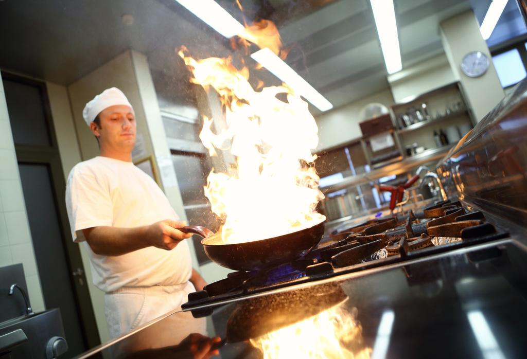 Hotel Premier Aqua - Adults Only Vrdnik Exteriér fotografie A chef cooking with a wok