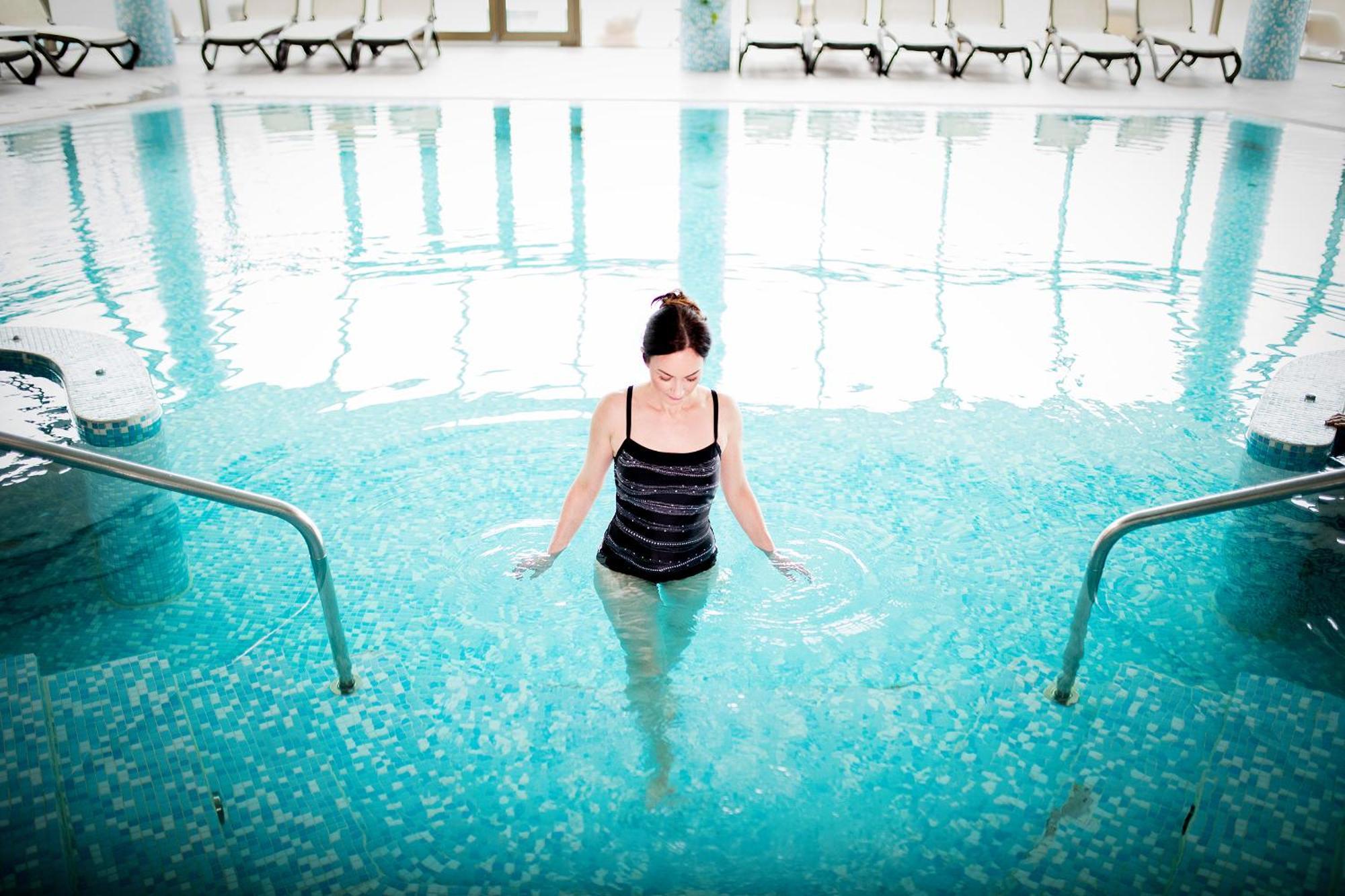 Hotel Premier Aqua - Adults Only Vrdnik Exteriér fotografie A woman in a swimming pool