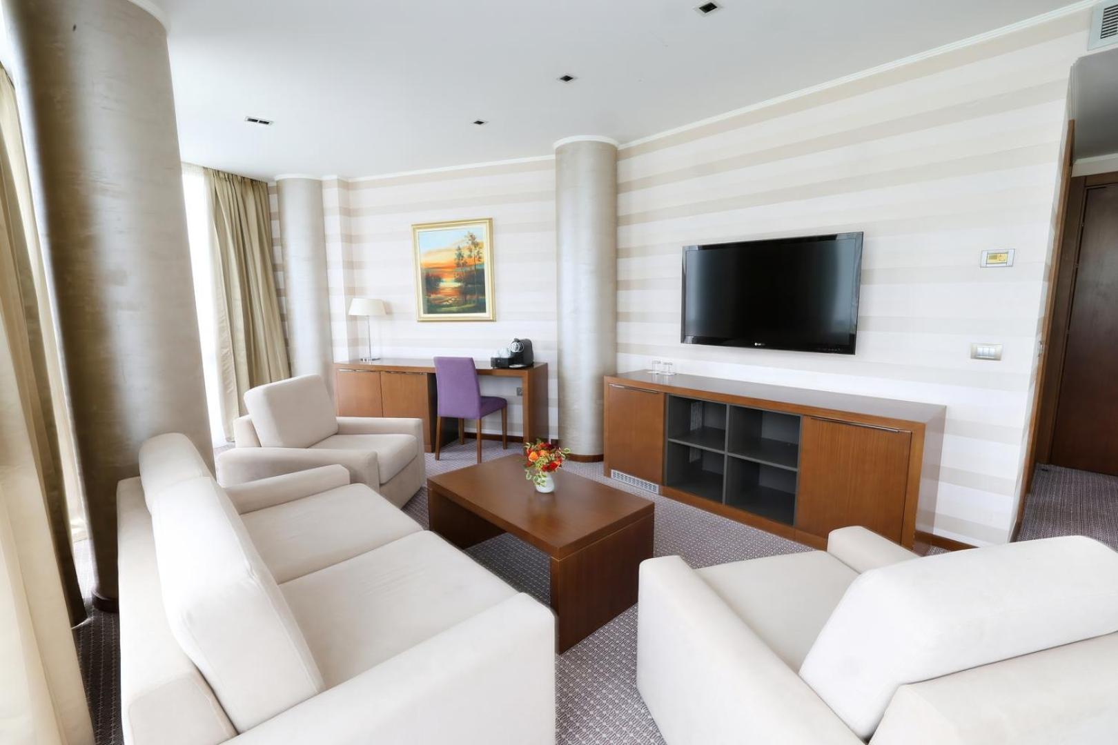 Hotel Premier Aqua - Adults Only Vrdnik Exteriér fotografie A living room in a suite at the Radisson Blu Royal