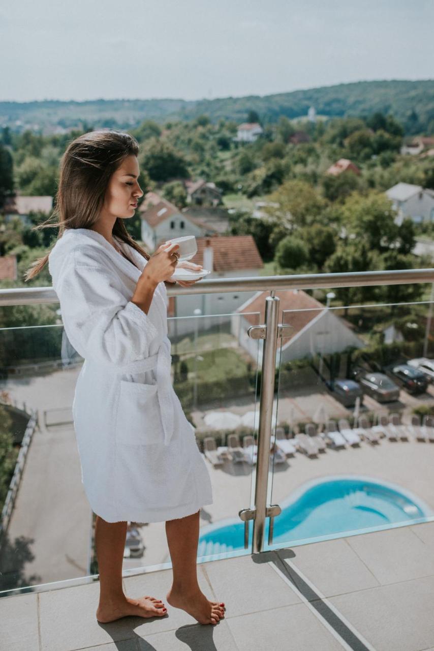 Hotel Premier Aqua - Adults Only Vrdnik Exteriér fotografie A woman wearing a bathrobe