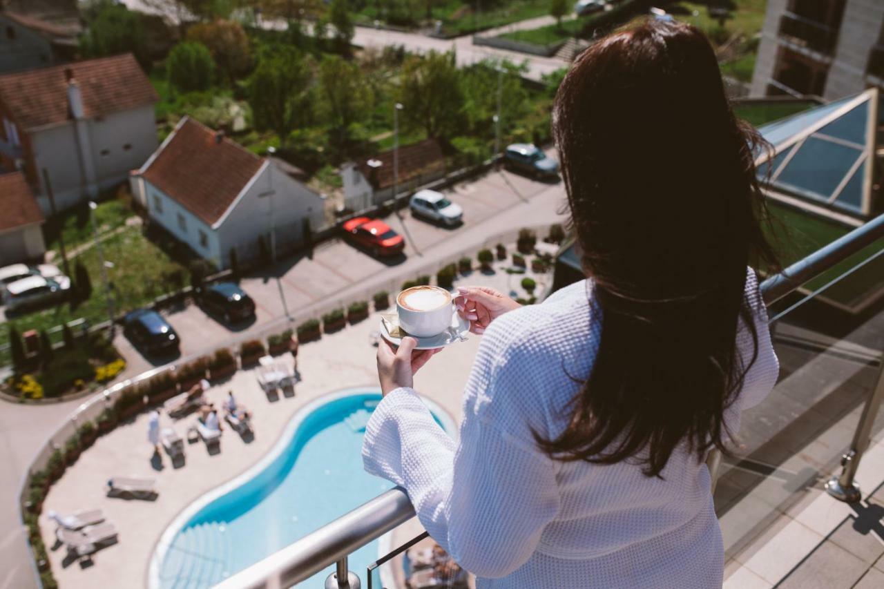 Hotel Premier Aqua - Adults Only Vrdnik Exteriér fotografie A woman on a balcony
