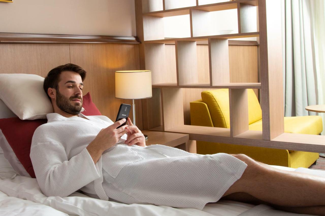 Hotel Premier Aqua - Adults Only Vrdnik Exteriér fotografie A man wearing a bathrobe